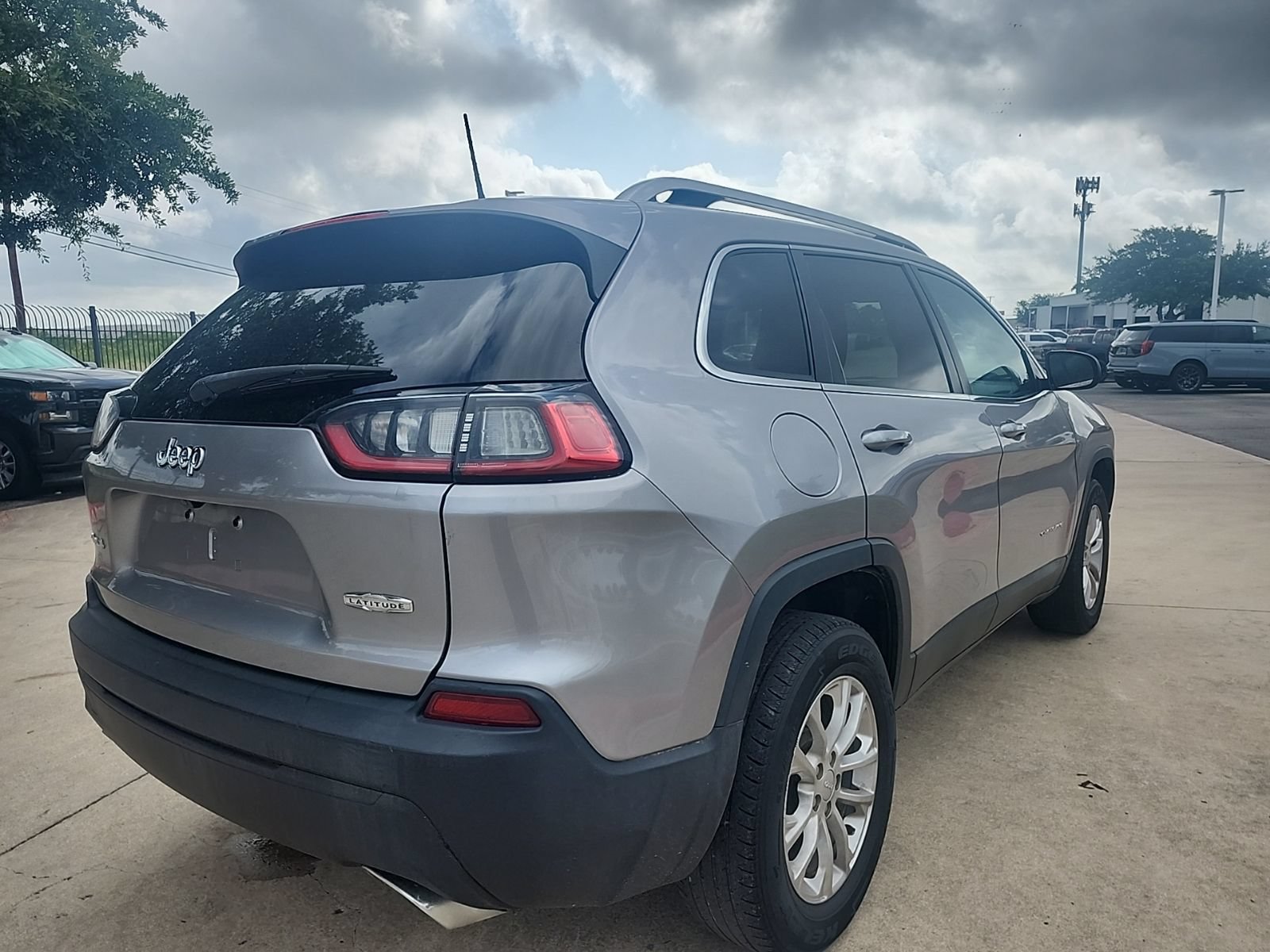 Used 2019 Jeep Cherokee Latitude w/ Popular Appearance Group AWD/4WD image 3