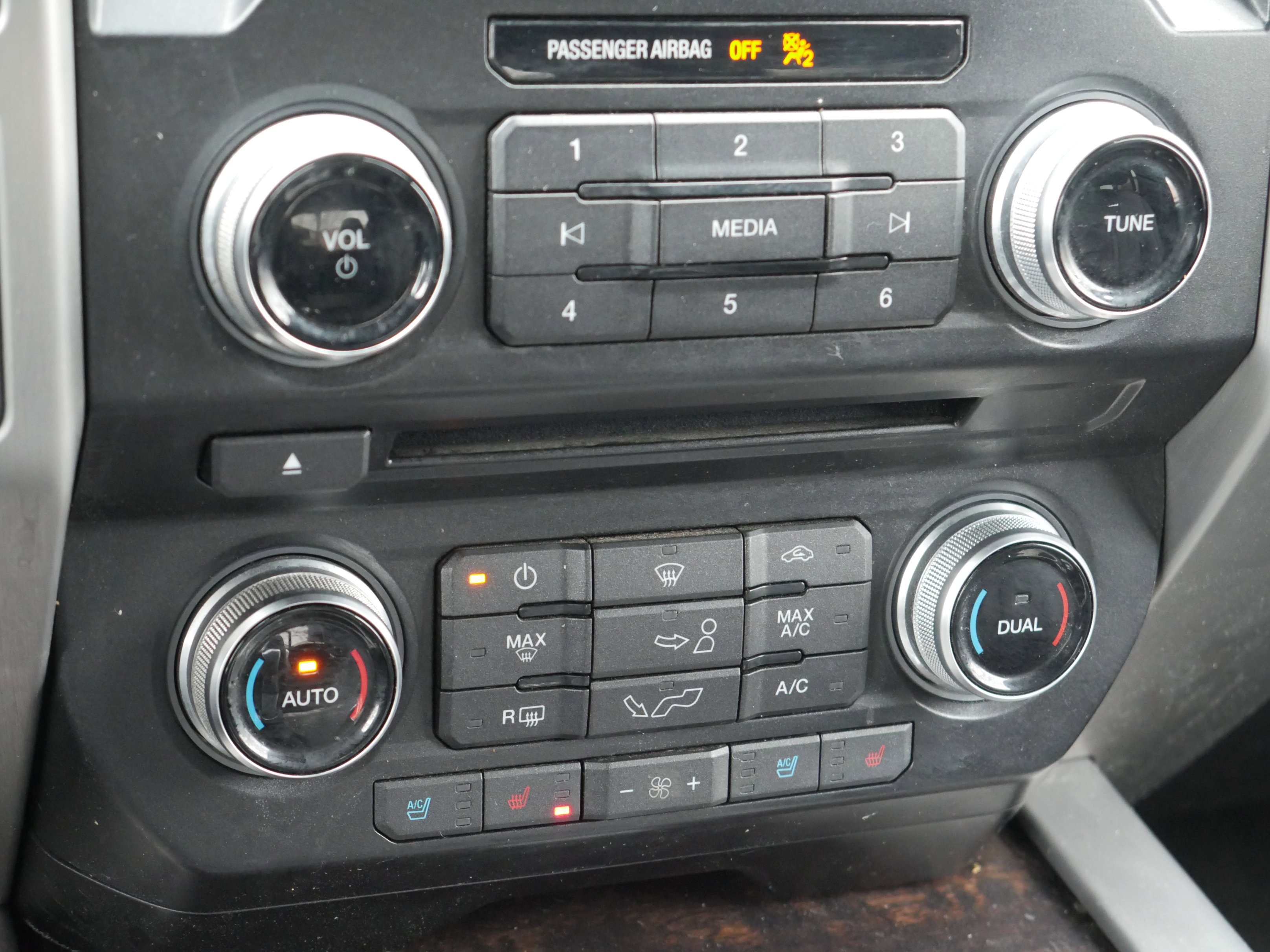 Used 2015 Ford F150 Platinum w/ Equipment Group 701A Luxury image 16