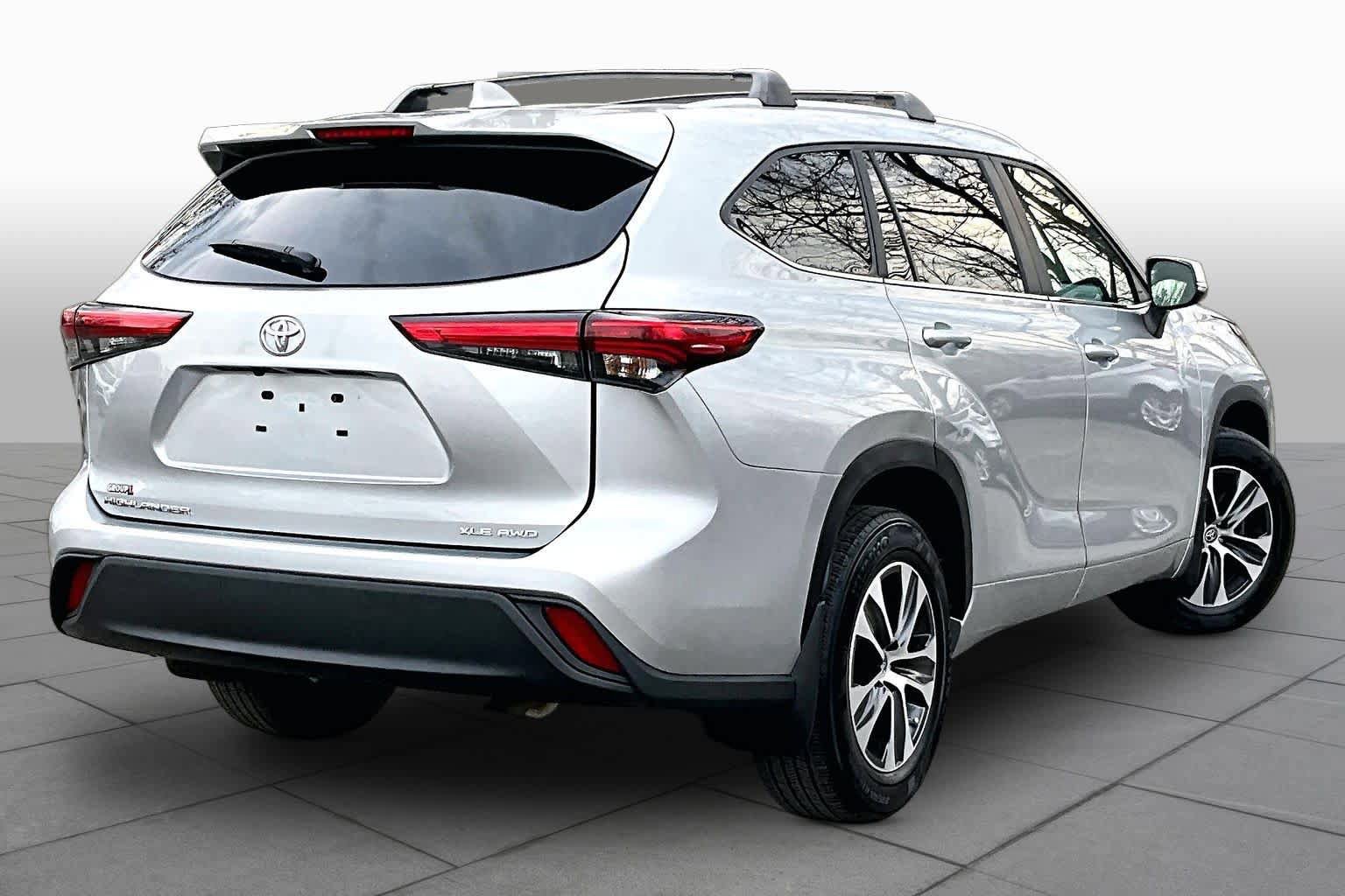 Used 2023 Toyota Highlander XLE AWD/4WD image 13