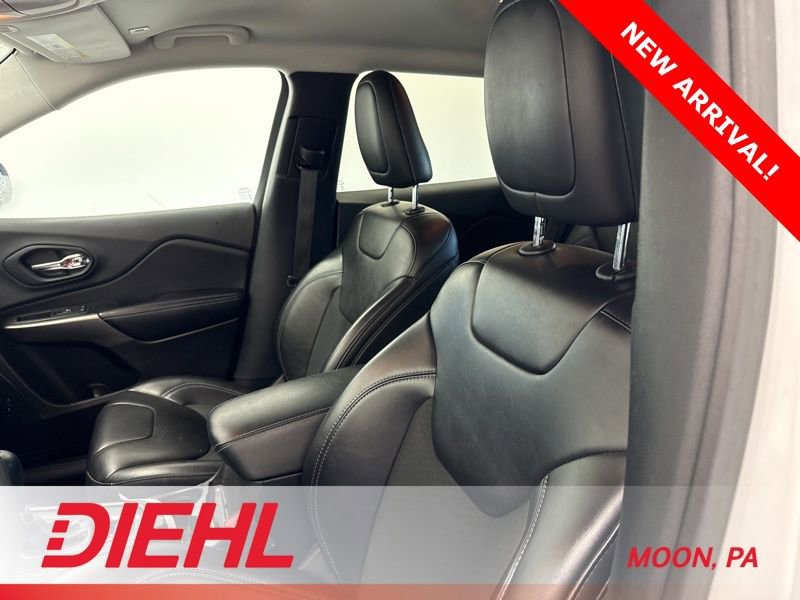 Used 2019 Jeep Cherokee Latitude Plus w/ Cold Weather Group AWD/4WD image 18