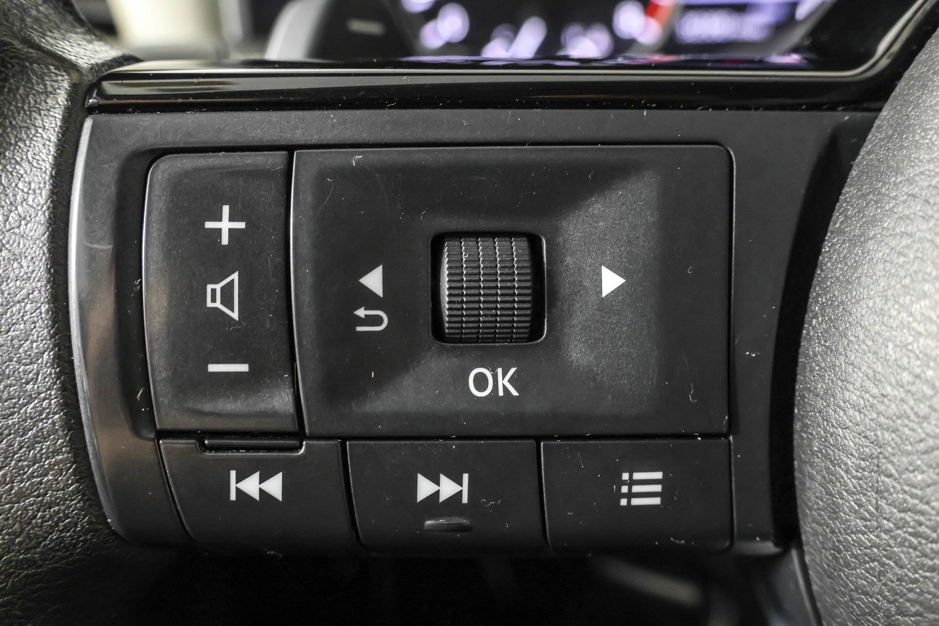 Used 2023 Nissan Rogue SV image 27