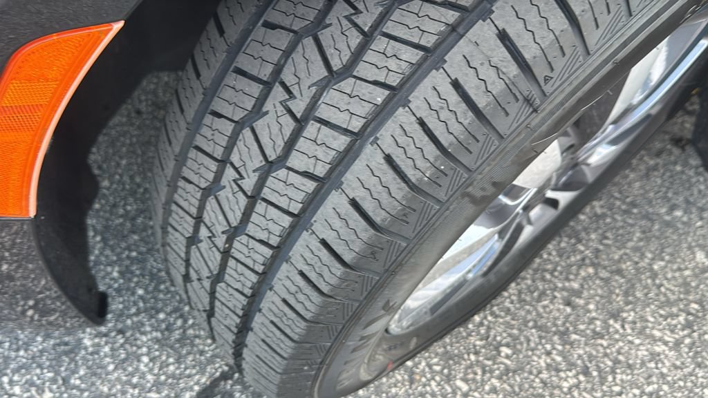 Used 2023 Chrysler Pacifica Touring-L FWD image 11