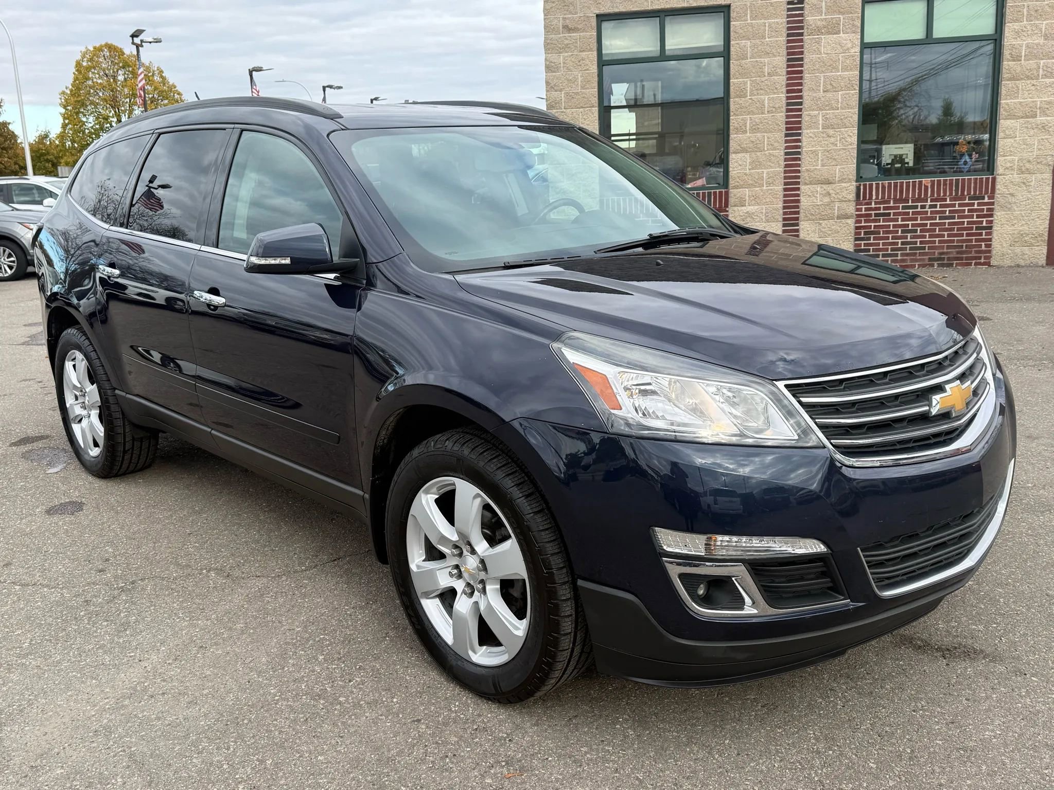 Used 2017 Chevrolet Traverse LT w/ Style and Technology Package image 3