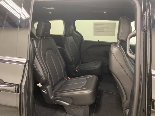 New 2027 Chrysler Pacifica Select FWD image 28