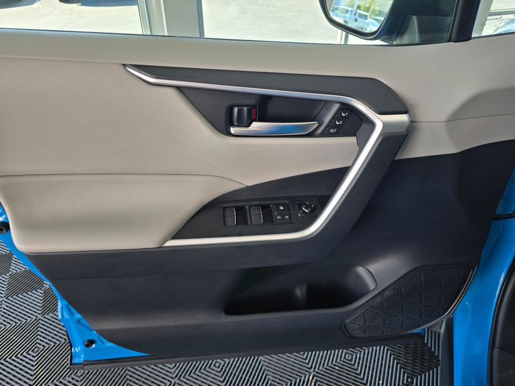 Used 2019 Toyota RAV4 XLE Premium AWD/4WD image 37