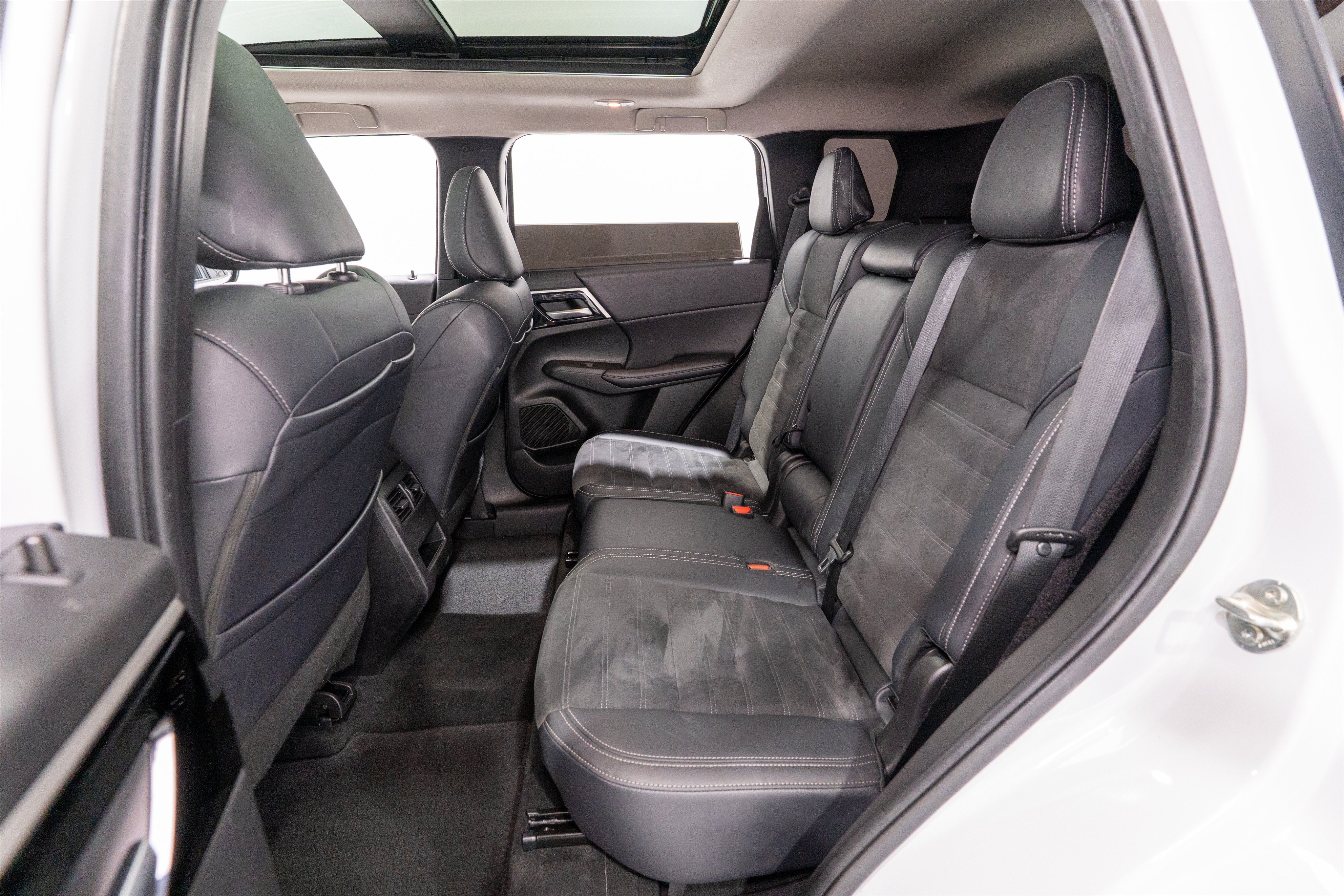 Used 2024 Mitsubishi Outlander SE Black Edition FWD image 28