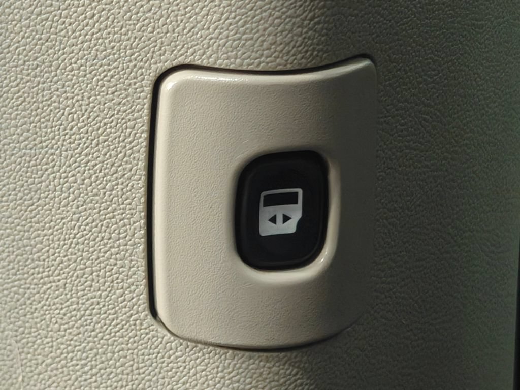 Used 2016 Chrysler Town & Country Touring-L FWD image 46