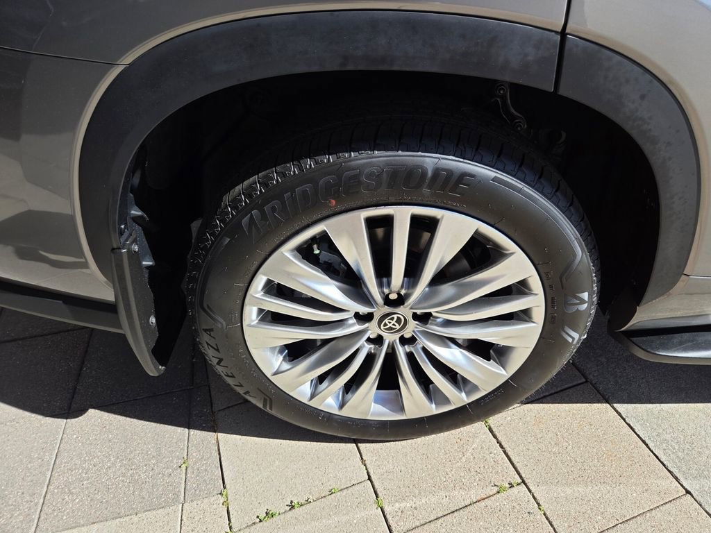 New 2026 Toyota Highlander Platinum AWD/4WD image 14