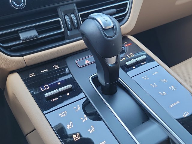 Certified 2025 Porsche Macan AWD/4WD image 33