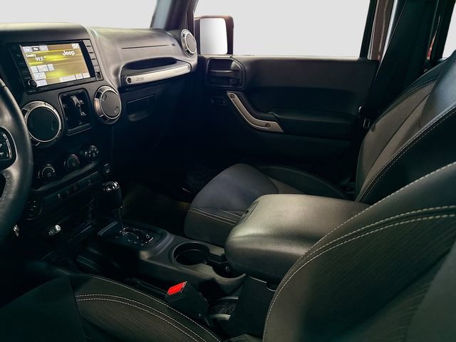 Used 2016 Jeep Wrangler Unlimited Rubicon w/ Connectivity Group image 21