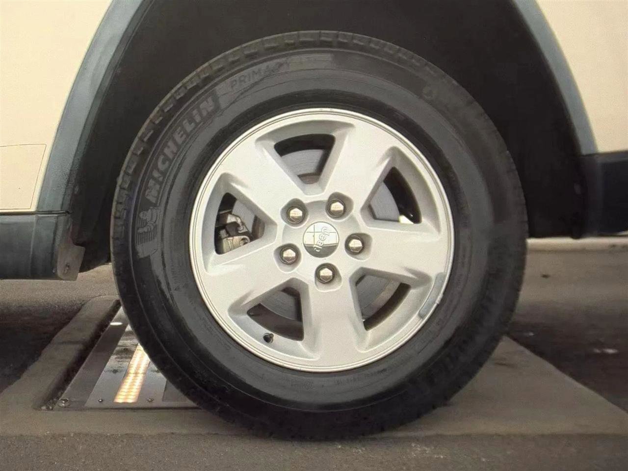 Used 2012 Jeep Grand Cherokee Laredo w/ Laredo E Group AWD/4WD image 12