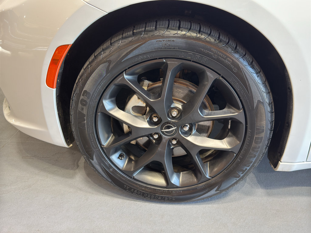 Used 2025 Chrysler Pacifica Limited FWD image 9