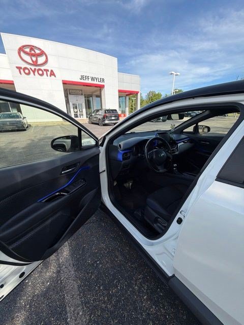 Used 2020 Toyota C-HR XLE FWD image 13