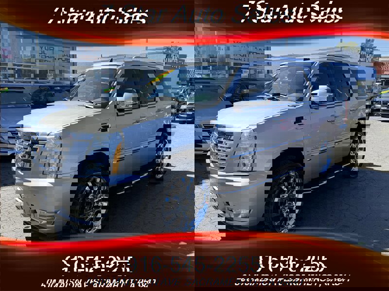 Used 2010 Cadillac Escalade AWD image 3