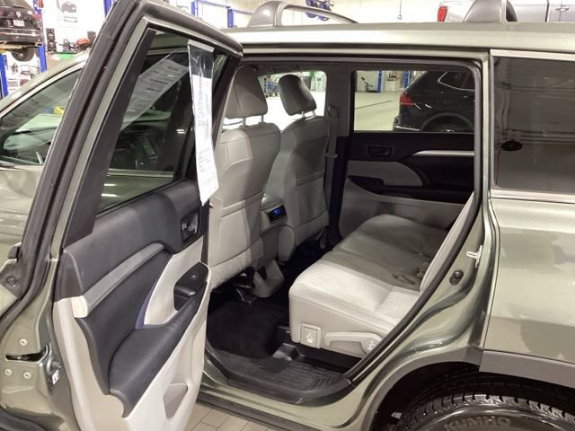 Used 2016 Toyota Highlander Plus AWD/4WD image 12