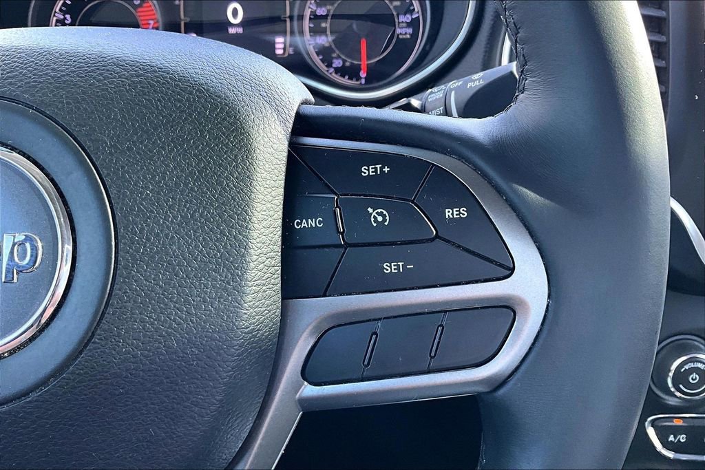 Used 2019 Jeep Cherokee Latitude Plus w/ Comfort/Convenience Group AWD/4WD image 13