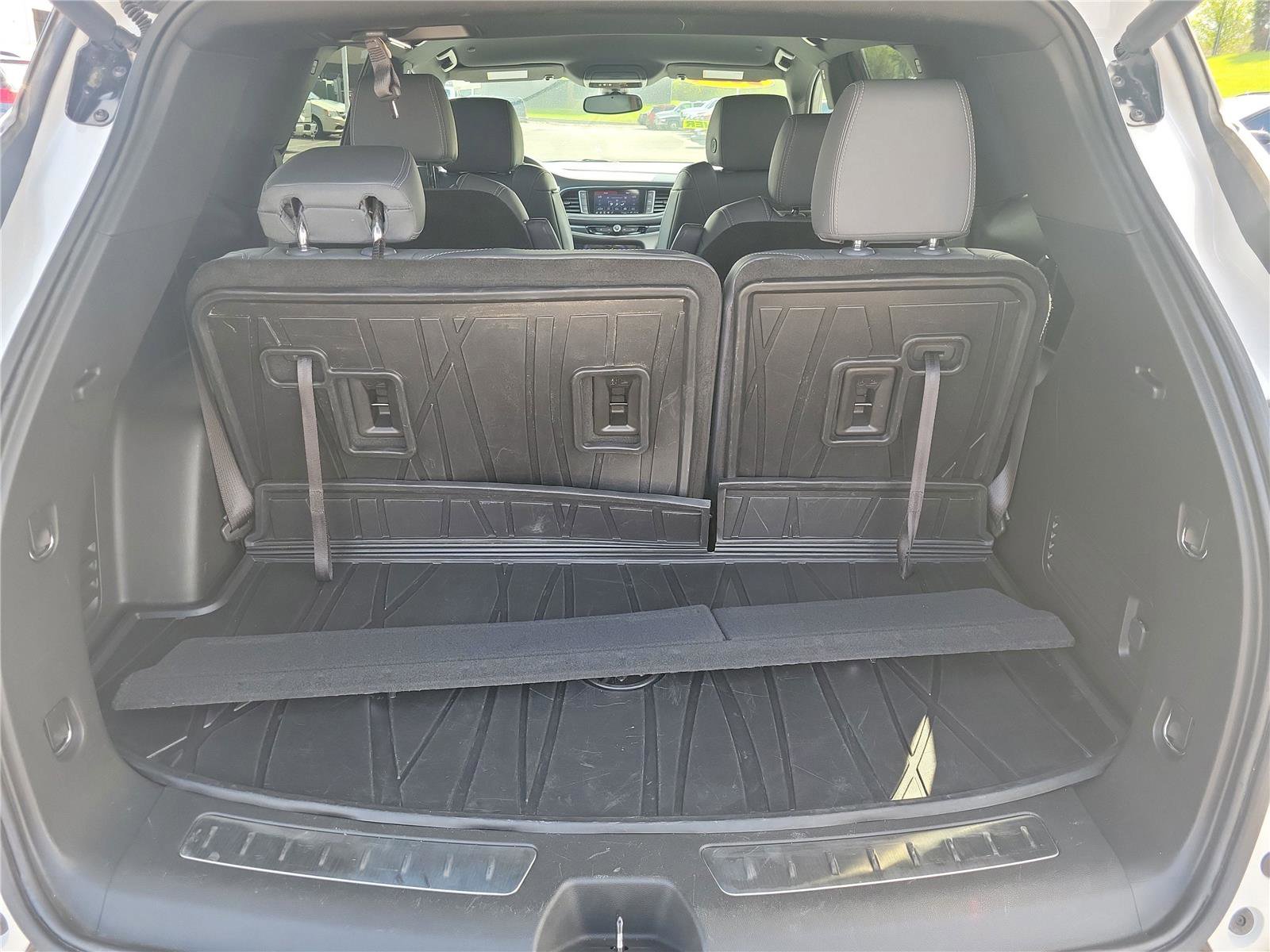 Used 2024 Buick Enclave Essence w/ Sport Touring Edition FWD image 8