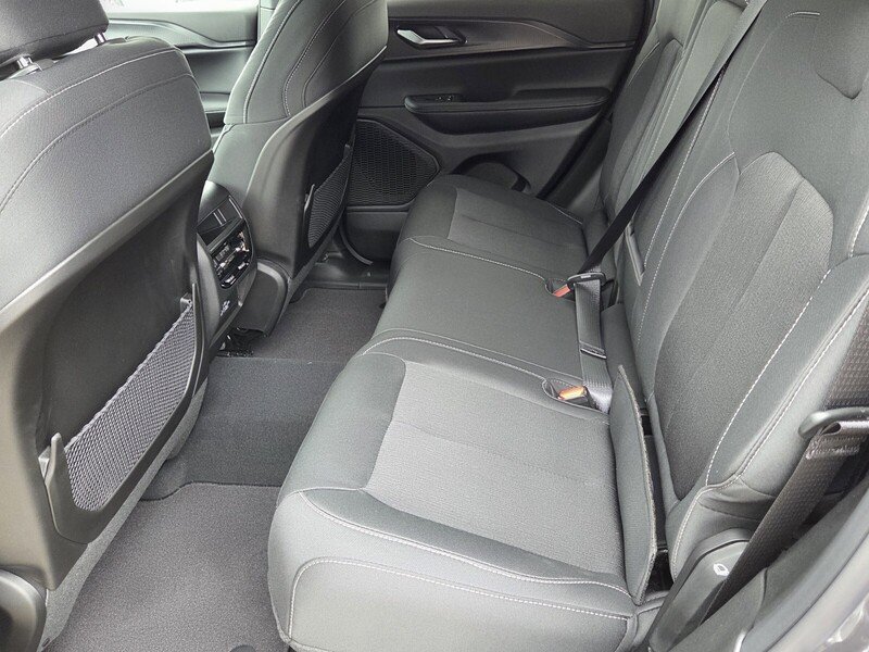 Used 2026 Jeep Grand Cherokee Laredo AWD/4WD image 12