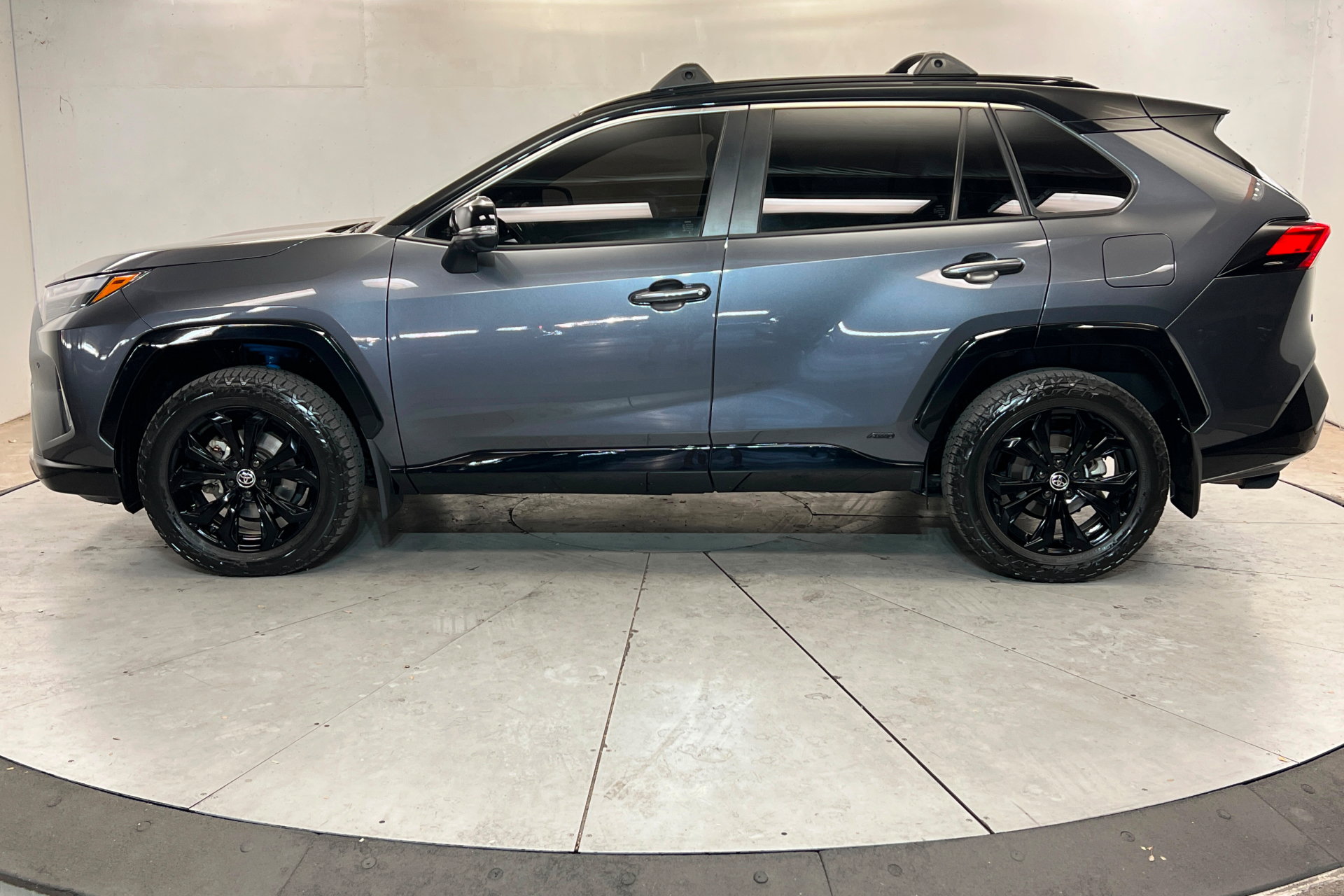 Used 2023 Toyota RAV4 XSE AWD/4WD image 2
