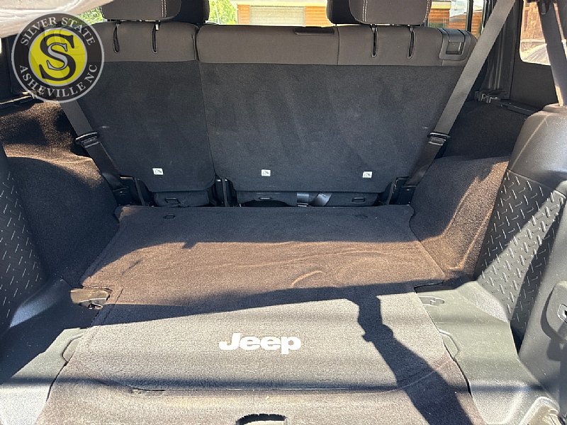 Used 2016 Jeep Wrangler Unlimited Sahara w/ Connectivity Group AWD/4WD image 18