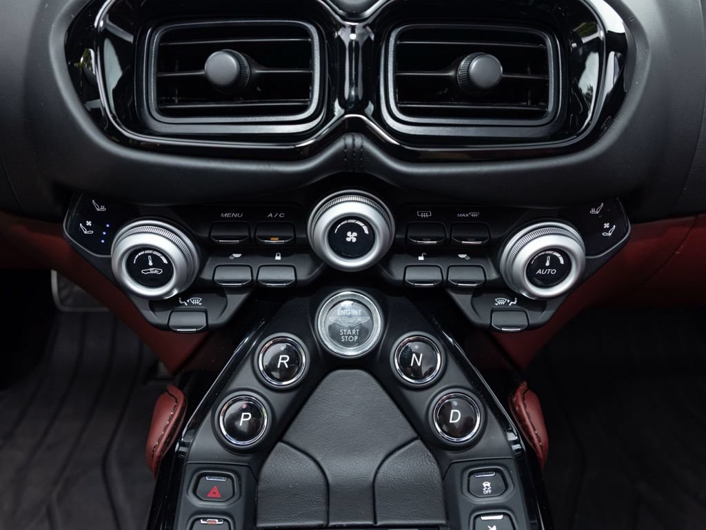 Used 2021 Aston Martin V8 Vantage Roadster RWD image 39
