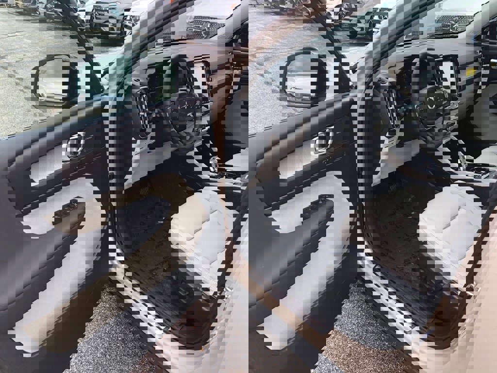 New 2026 Volvo XC40 B5 Ultra w/ Protection Package Premier image 11