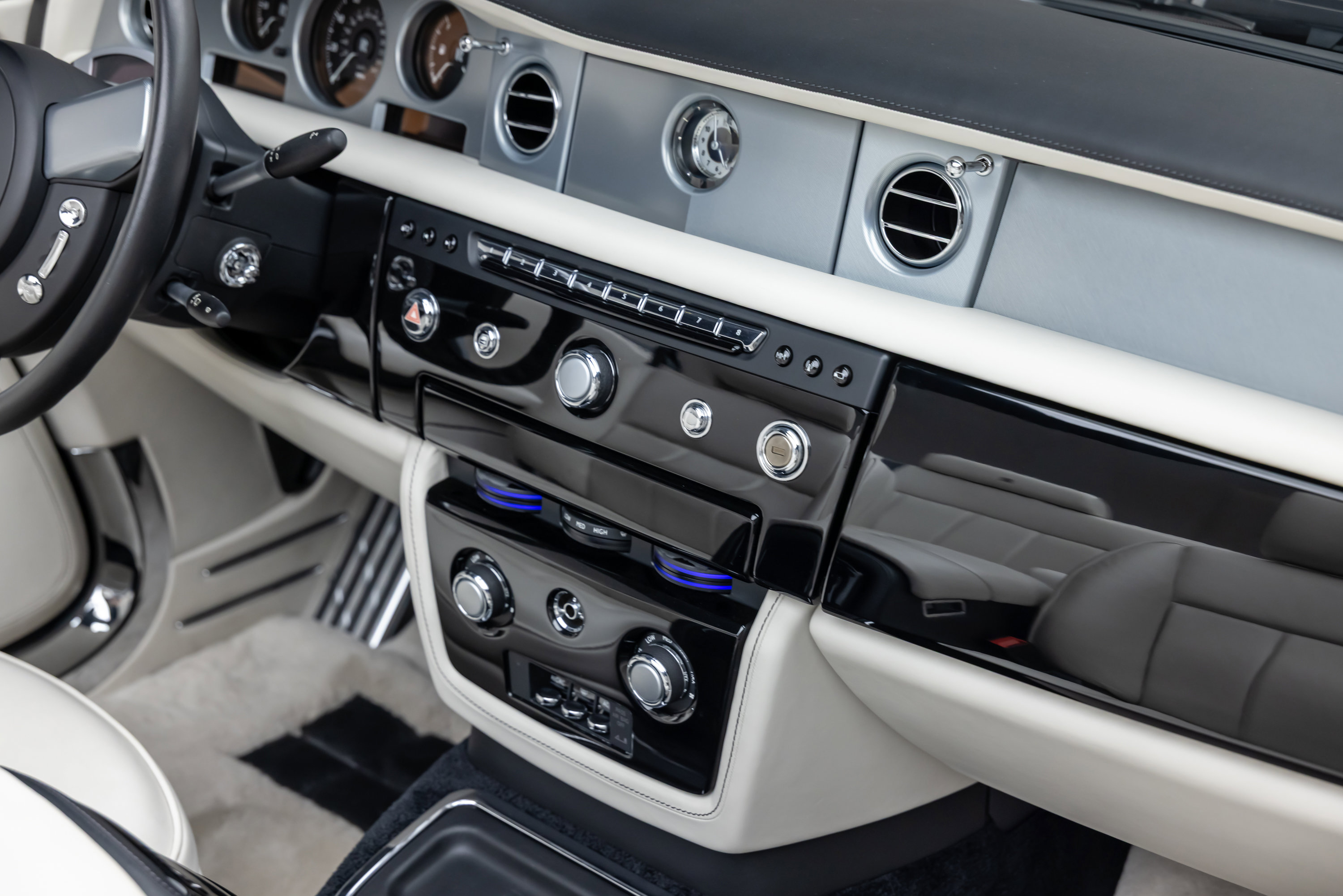 Used 2013 Rolls-Royce Phantom Drophead Coupe image 24