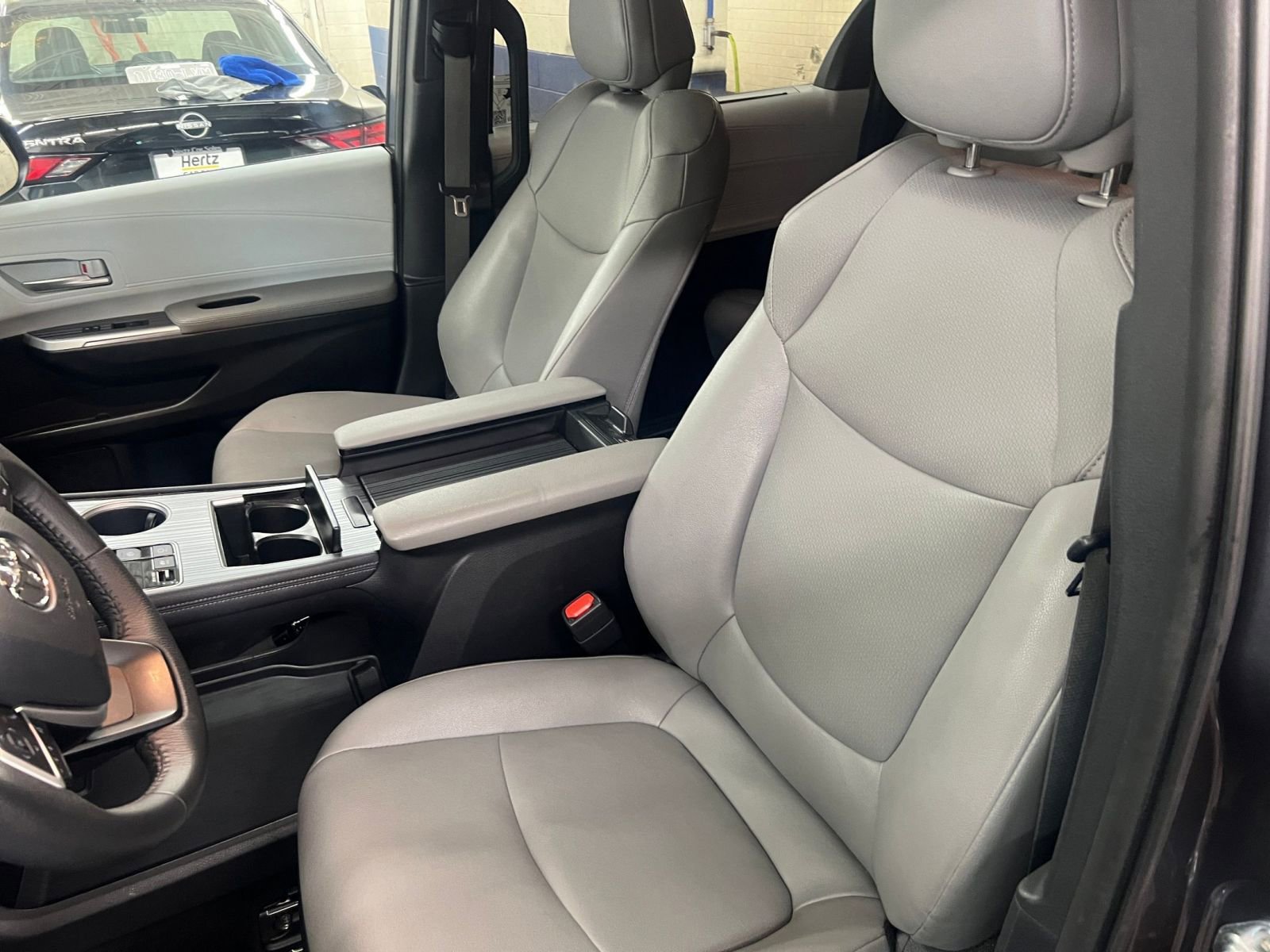 Used 2025 Toyota Sienna XLE image 24