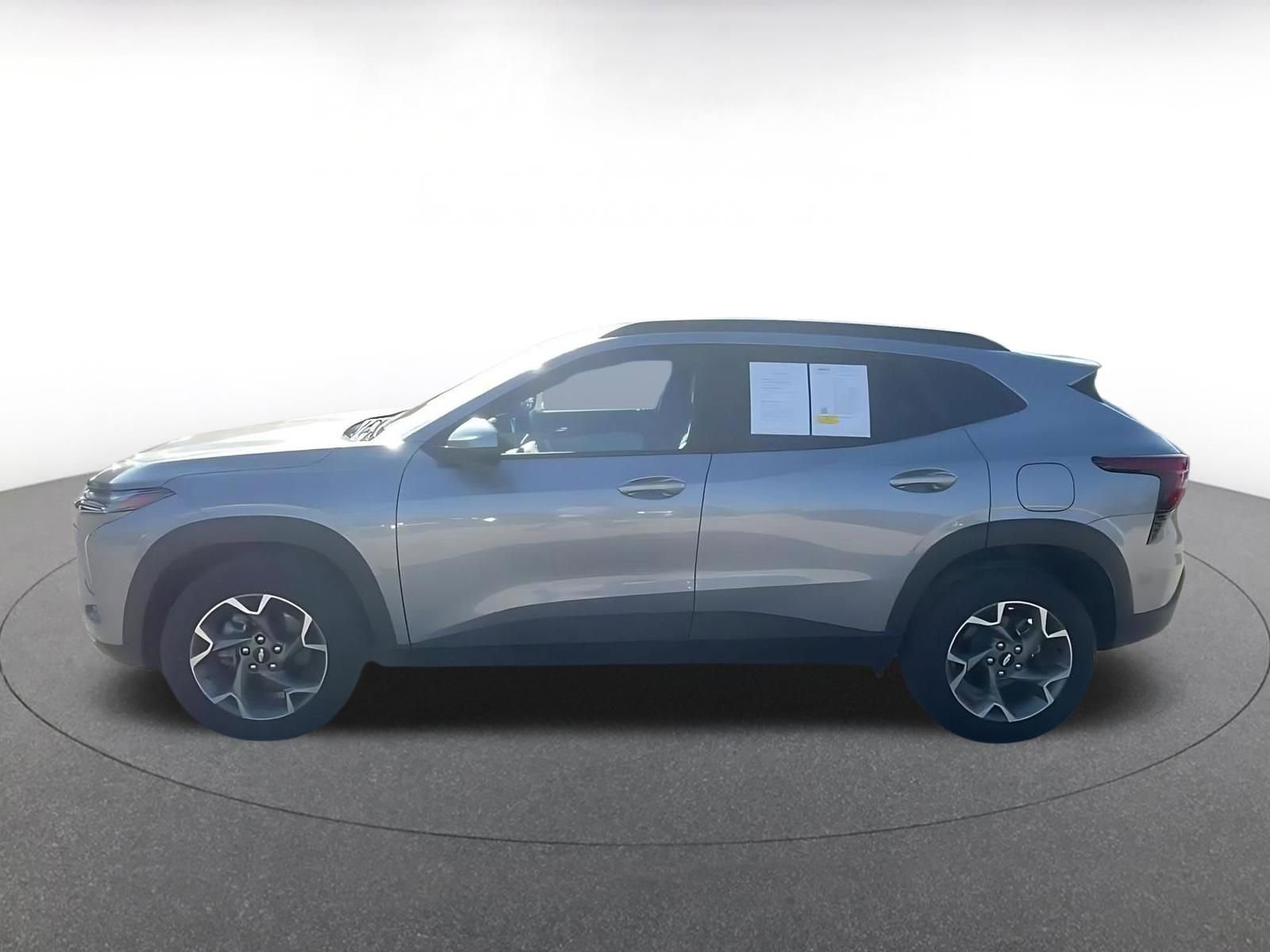 Used 2025 Chevrolet Trax LT image 9