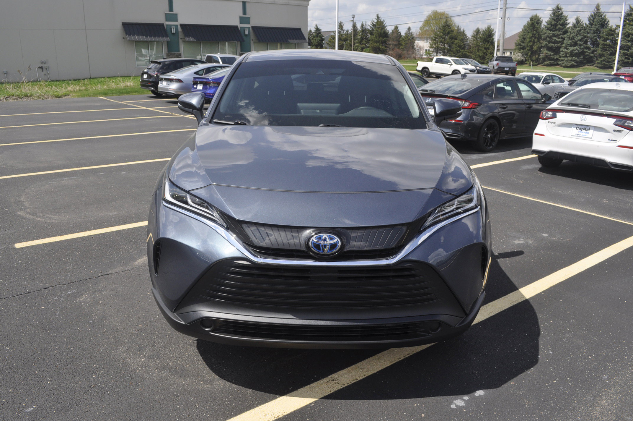 Used 2024 Toyota Venza LE AWD/4WD image 2