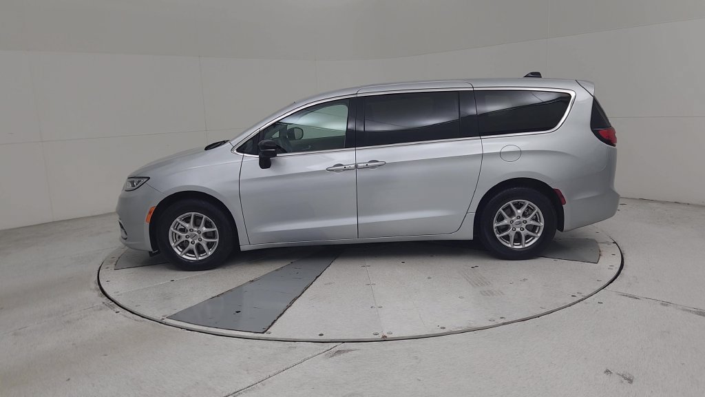 Certified 2024 Chrysler Pacifica Touring-L FWD image 11