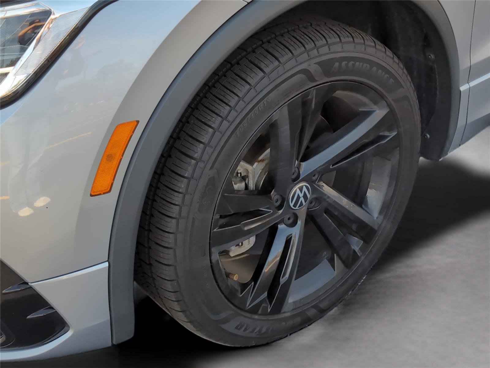 Used 2023 Volkswagen Tiguan SE R-Line image 11