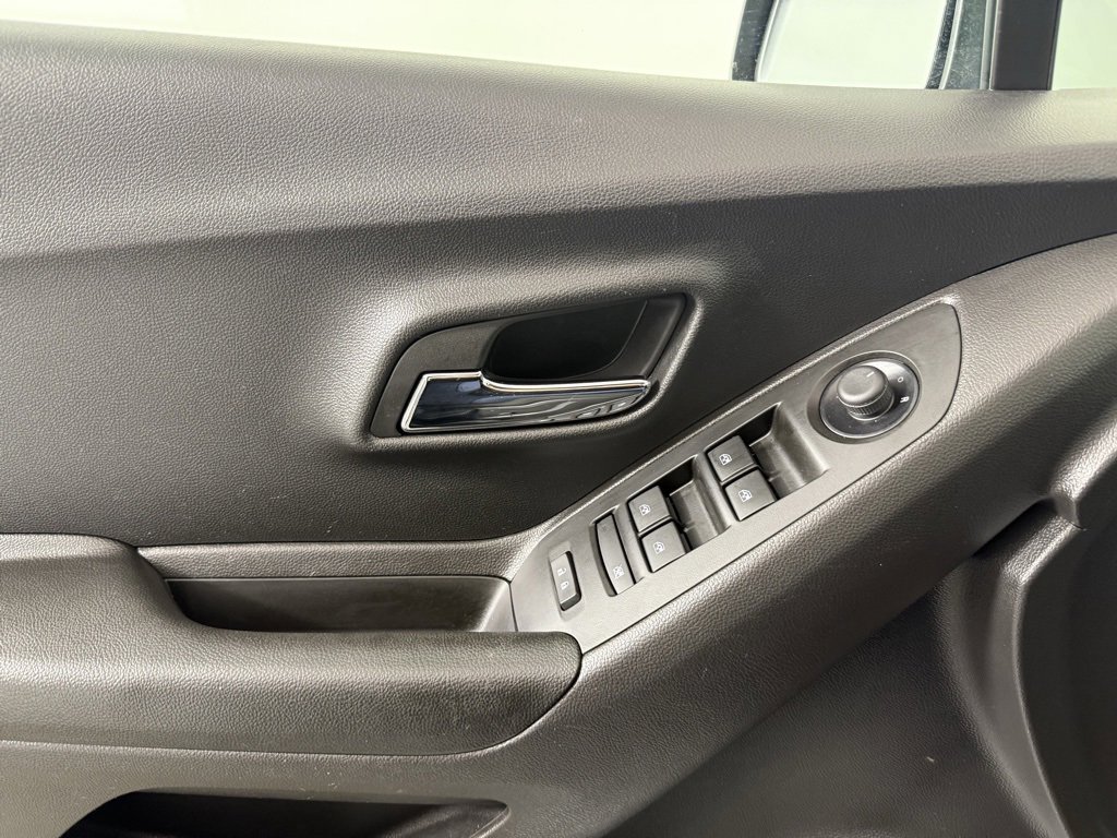 Used 2022 Chevrolet Trax LS w/ Tint and Cruise Package image 18