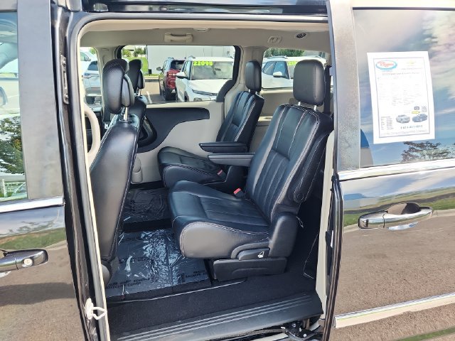 Used 2013 Chrysler Town & Country Touring FWD image 25