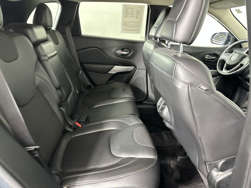 Used 2018 Jeep Cherokee Latitude Plus w/ Cold Weather Group AWD/4WD image 27