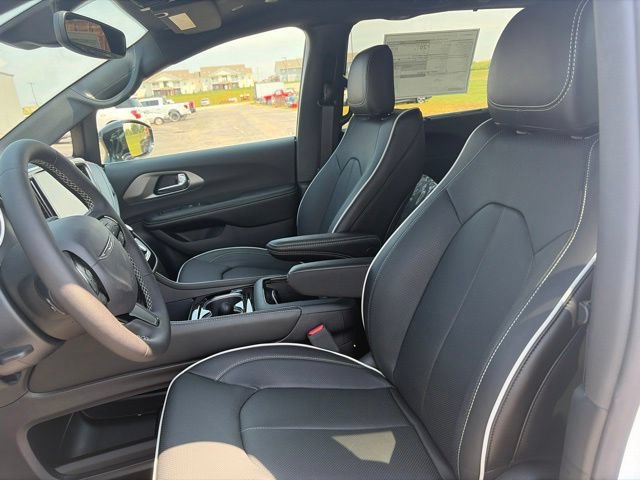 New 2027 Chrysler Pacifica Limited w/ Family Tech Group AWD/4WD image 9