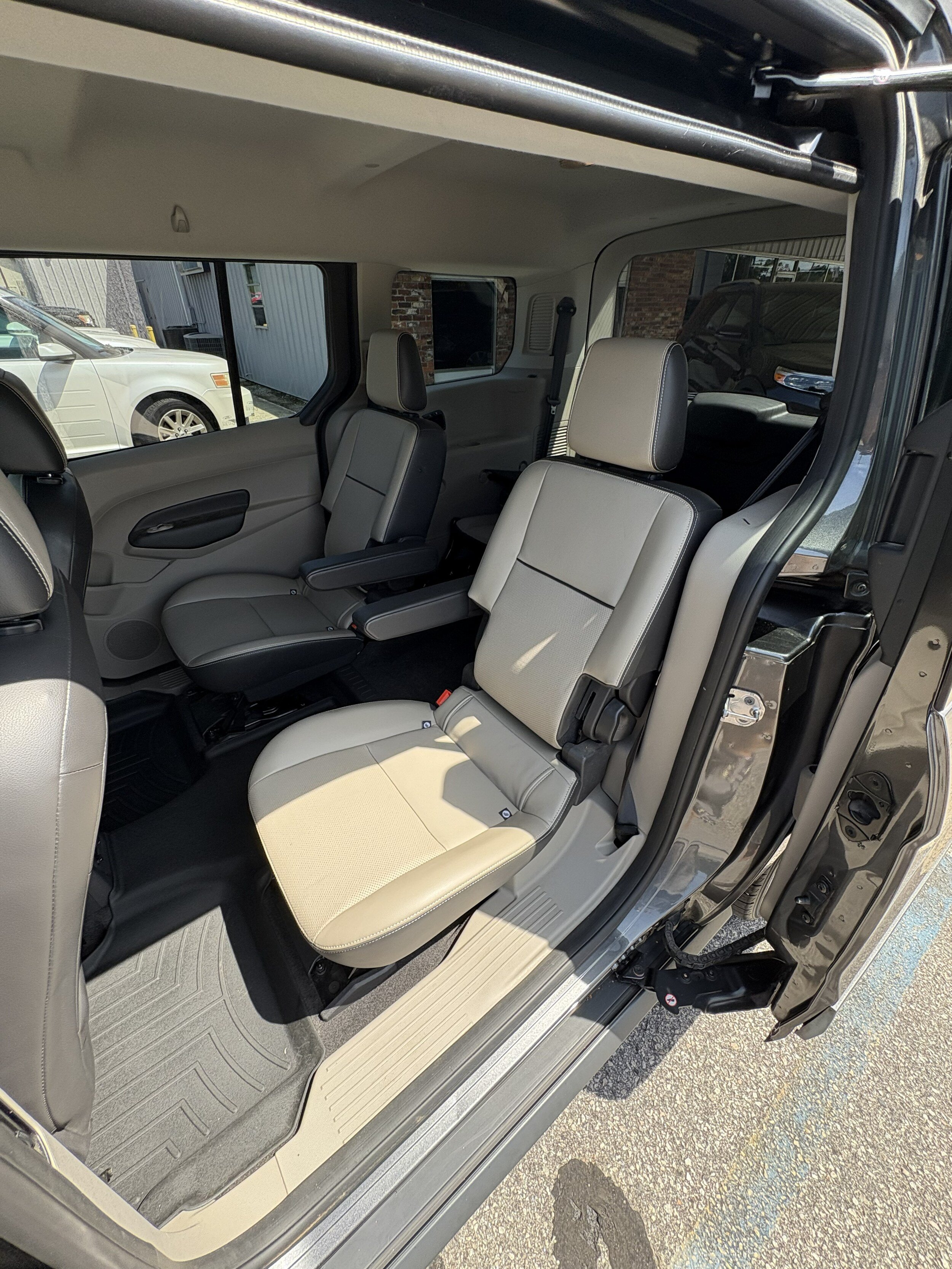 Used 2016 Ford Transit Connect Titanium FWD image 9