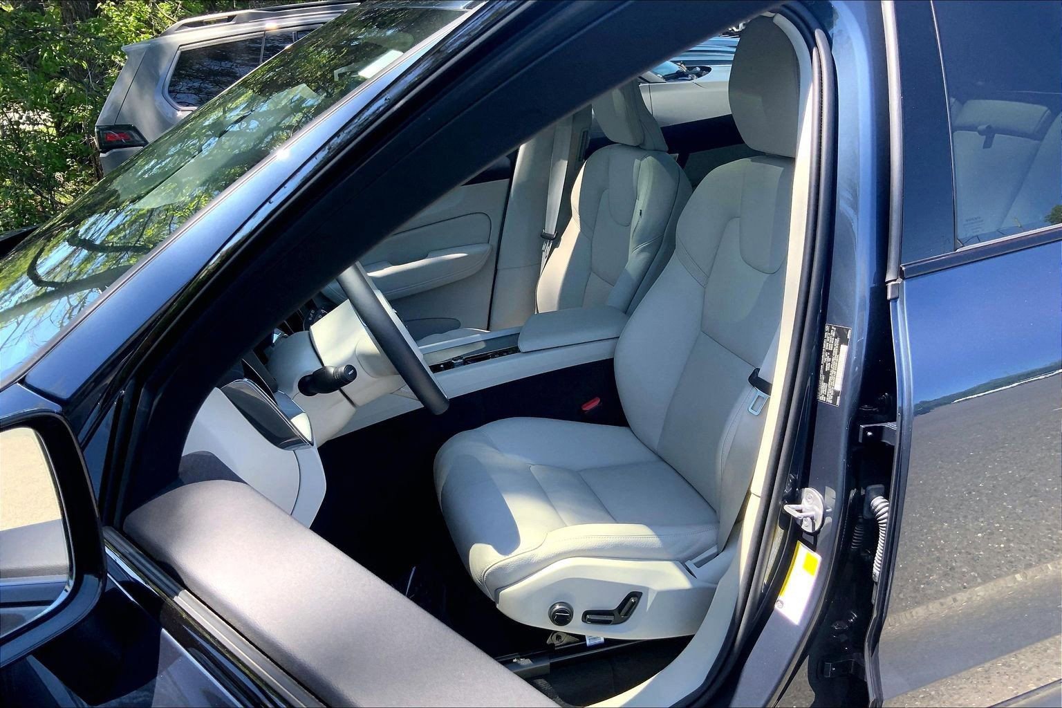 Used 2025 Volvo XC60 B5 Plus w/ Climate Package AWD/4WD image 7