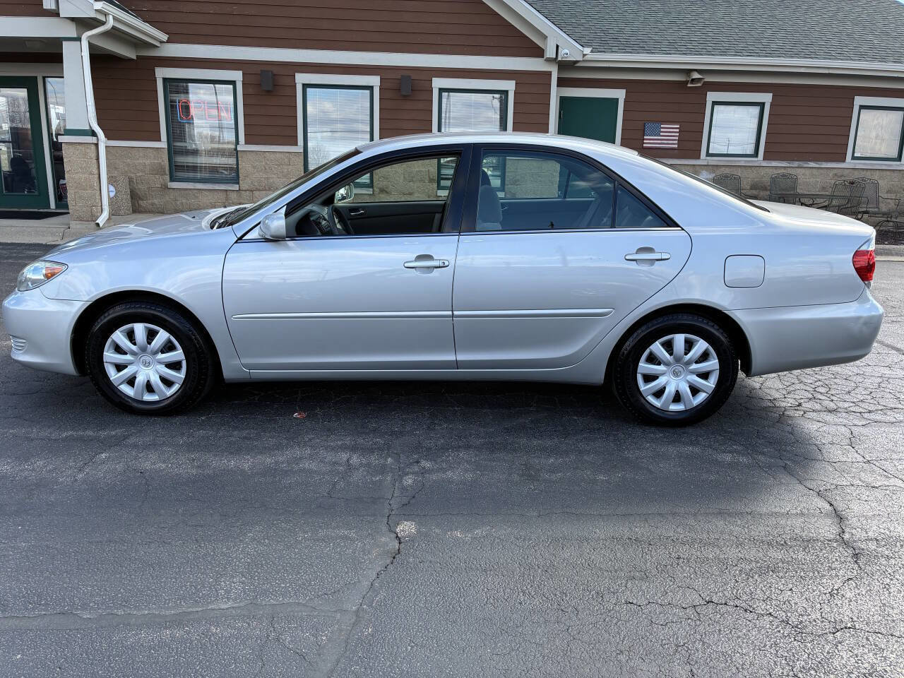 Used 2005 Toyota Camry LE FWD image 6