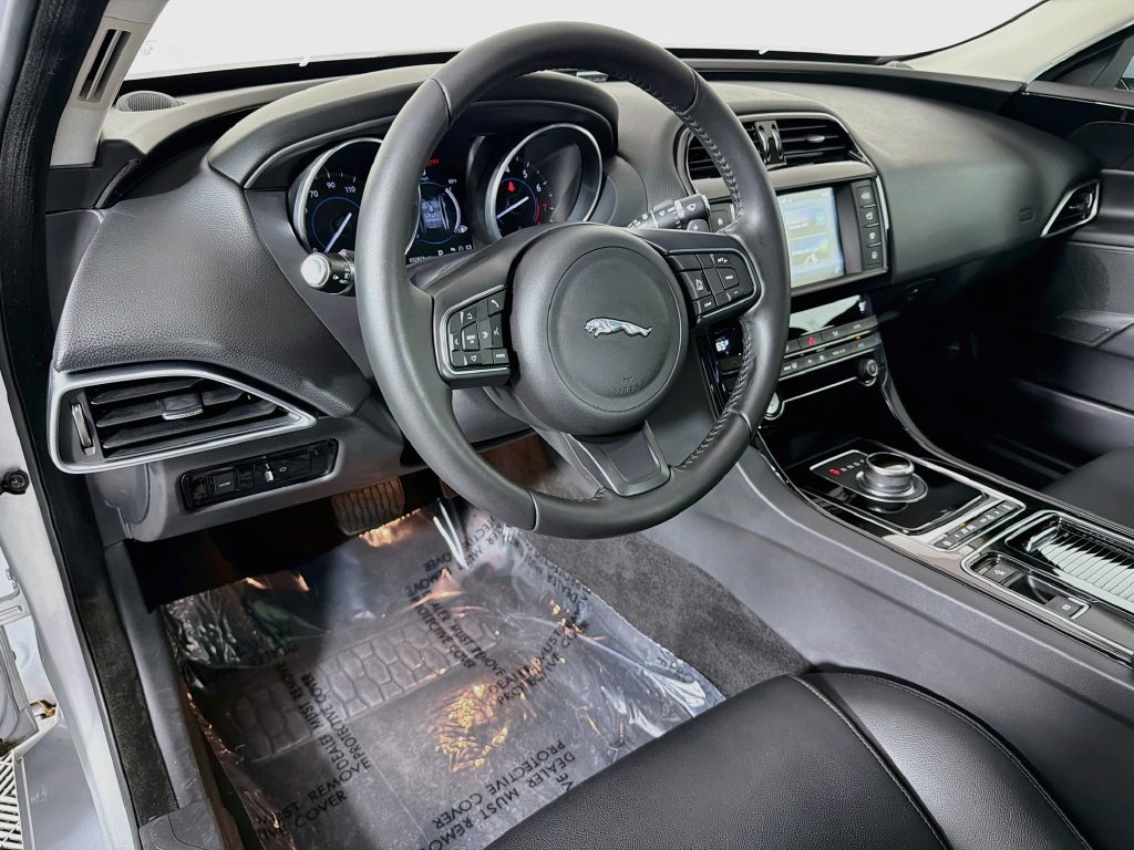 Used 2018 Jaguar XE RWD image 9