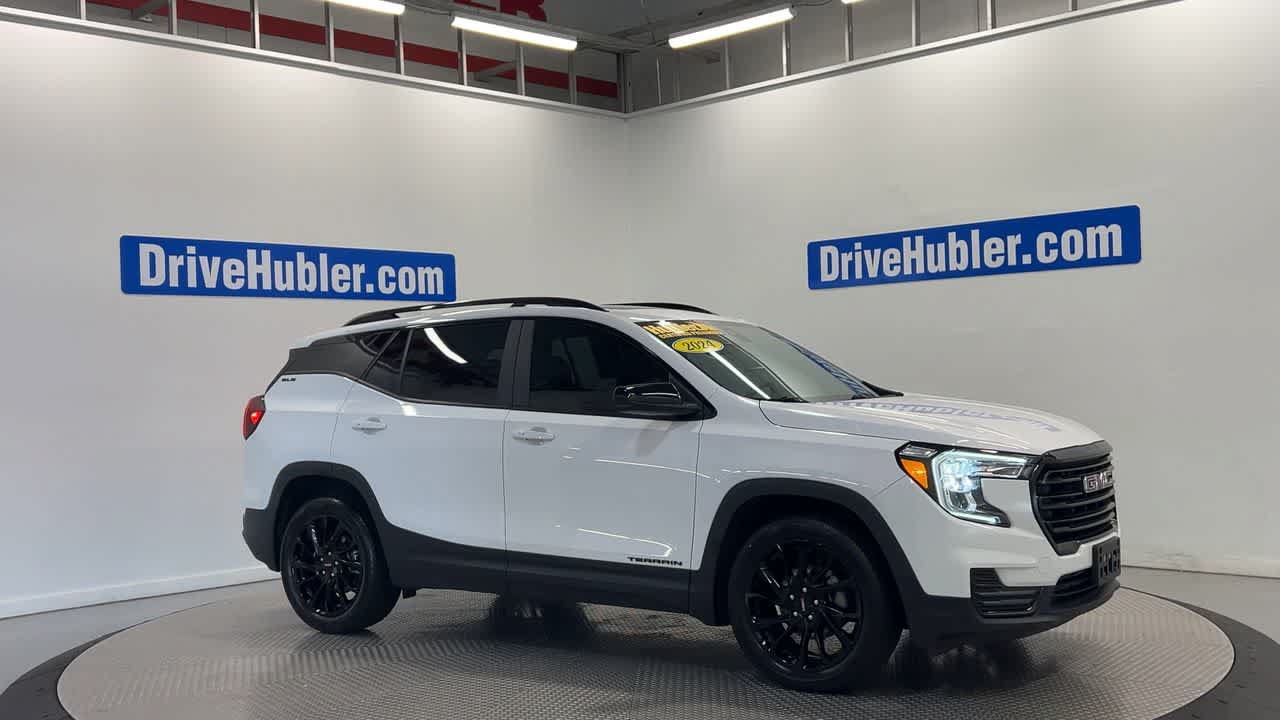 Used 2024 GMC Terrain SLE w/ Driver Convenience Package FWD image 4