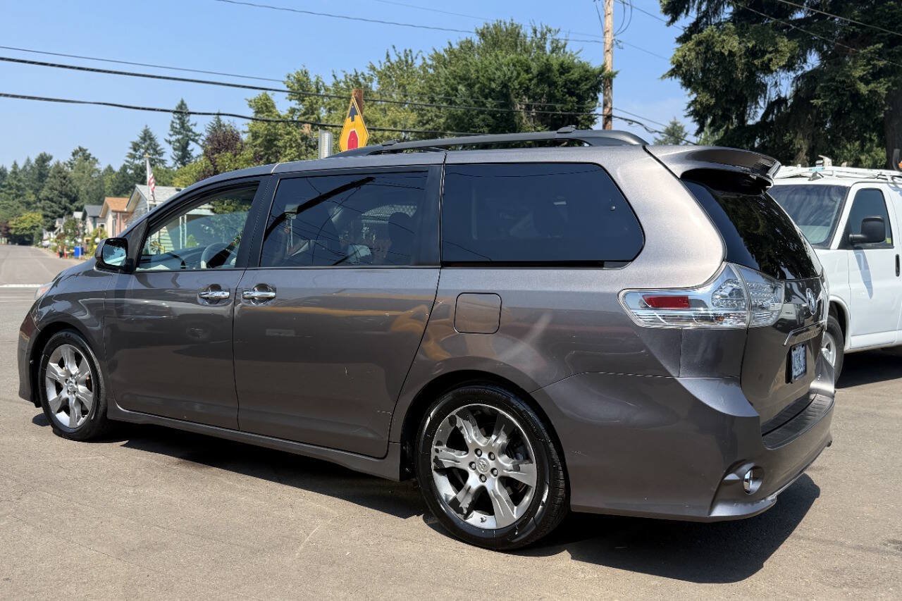 Used 2013 Toyota Sienna SE FWD image 6