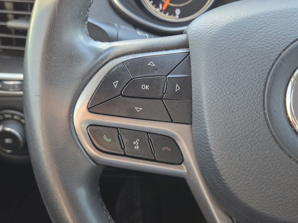 Used 2020 Jeep Cherokee Latitude Plus image 32