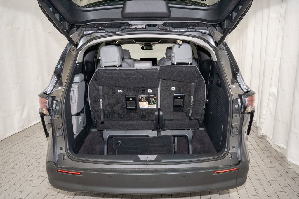 Used 2025 Toyota Sienna XLE image 5