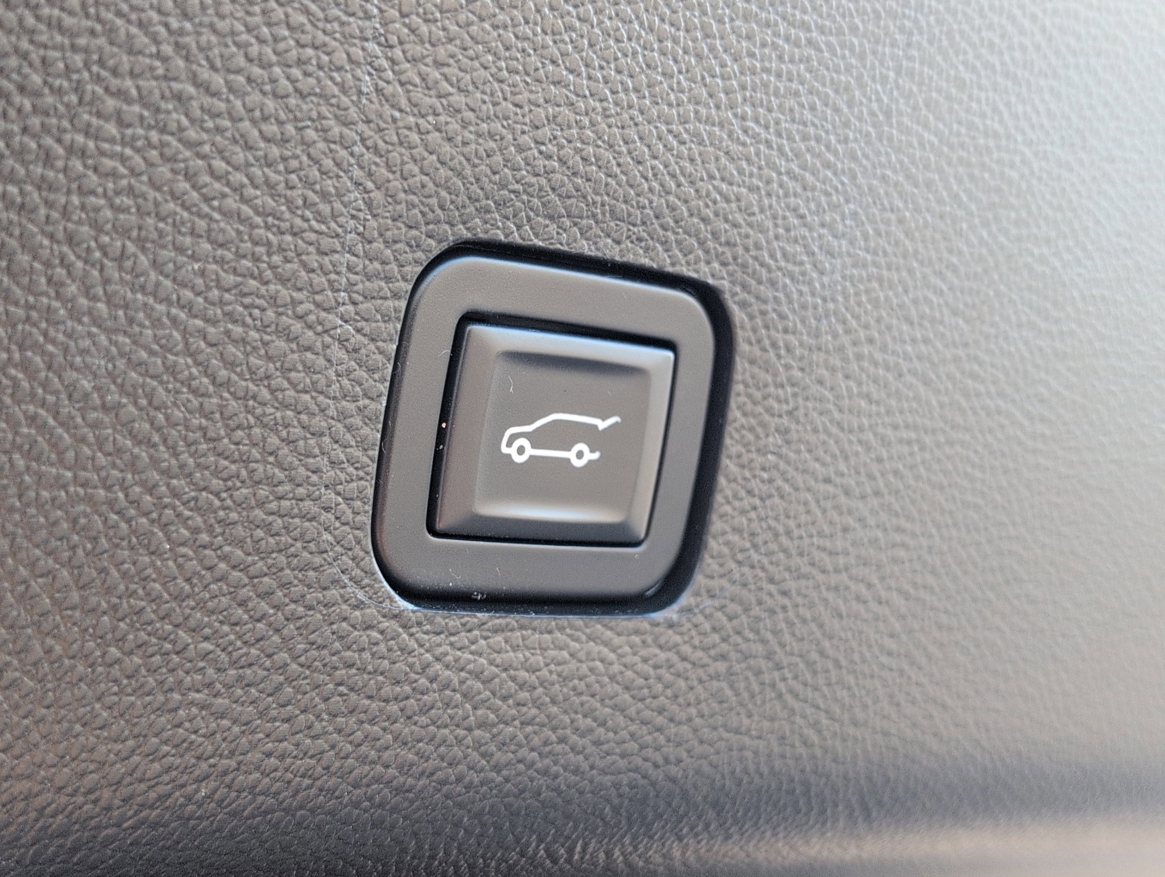 Used 2020 Chevrolet Traverse Premier w/ LPO, Blackout Package image 6