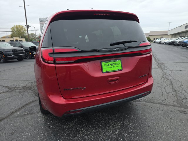 Used 2025 Chrysler Pacifica Limited FWD image 5