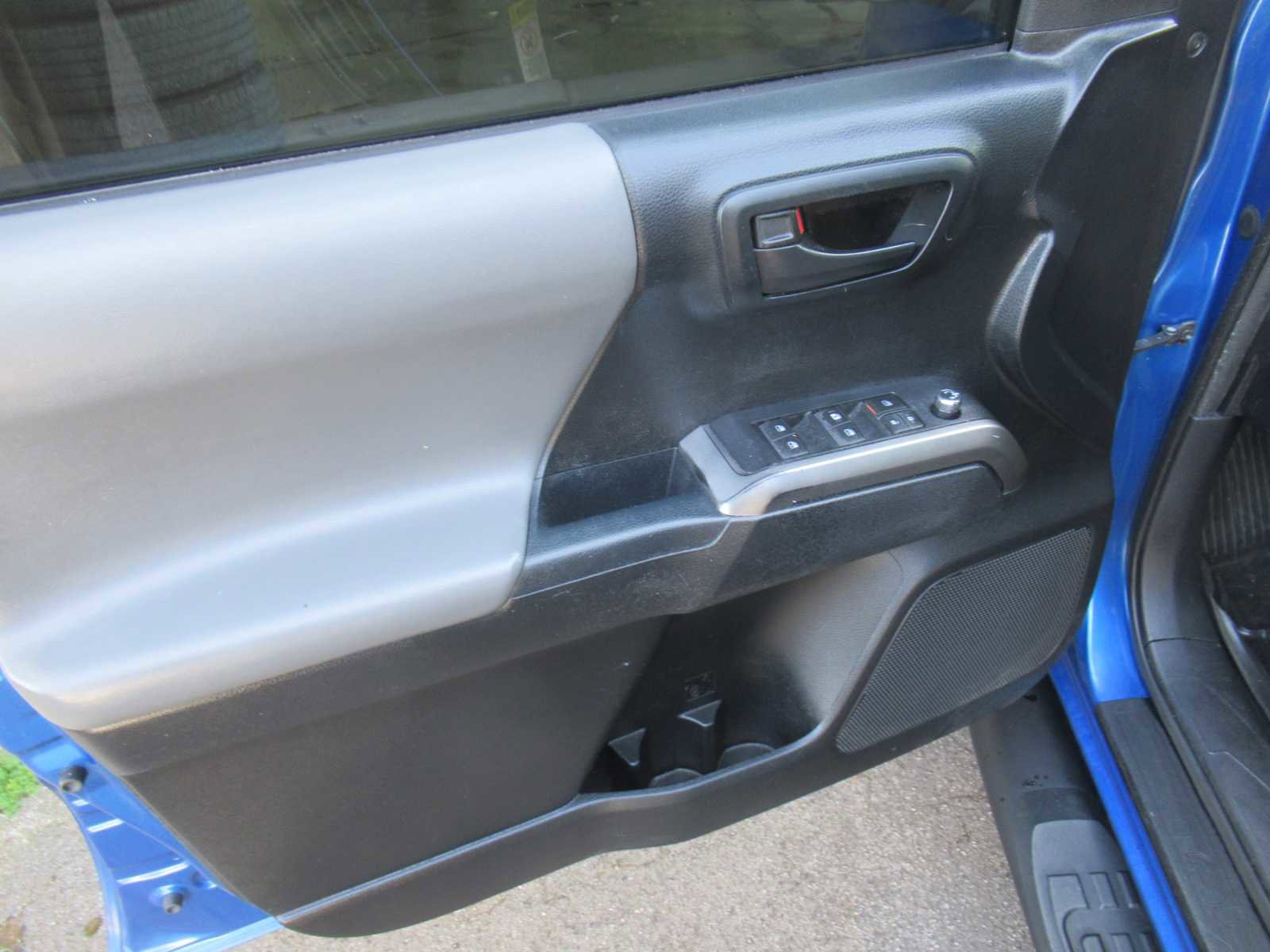 Used 2016 Toyota Tacoma SR5 w/ Towing Package image 15