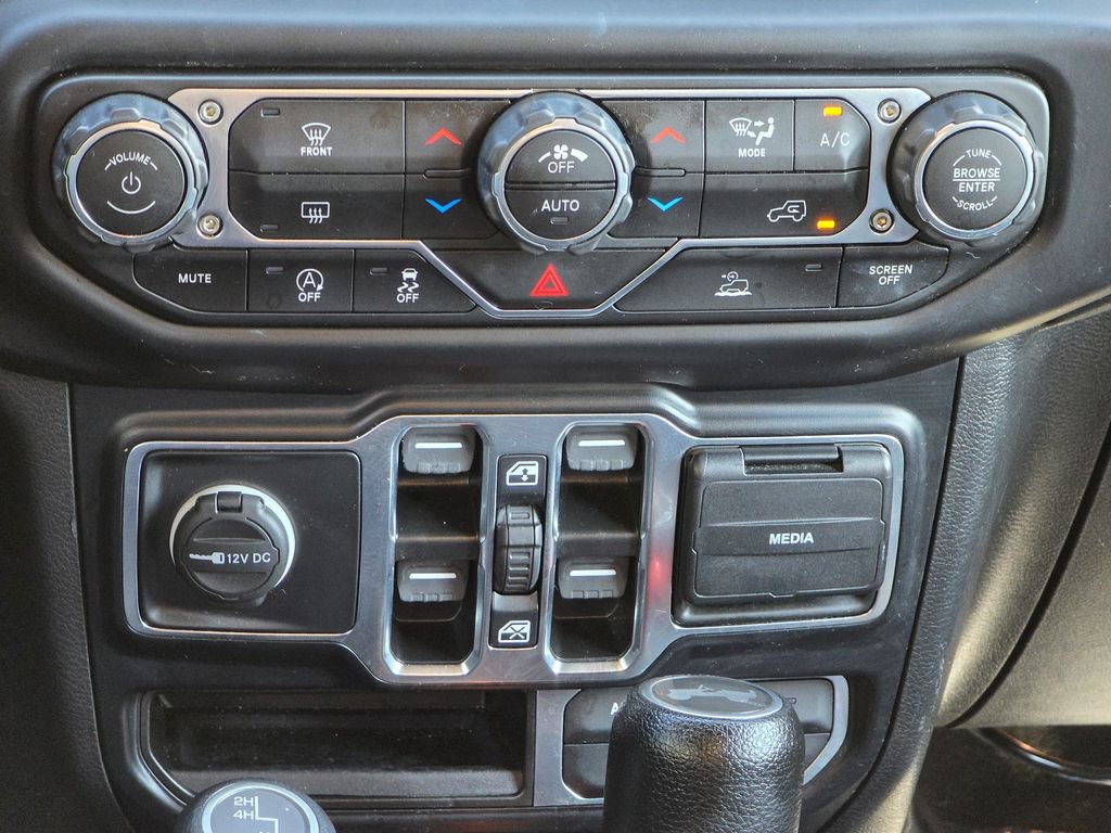 Used 2022 Jeep Wrangler Unlimited Sahara AWD/4WD image 33