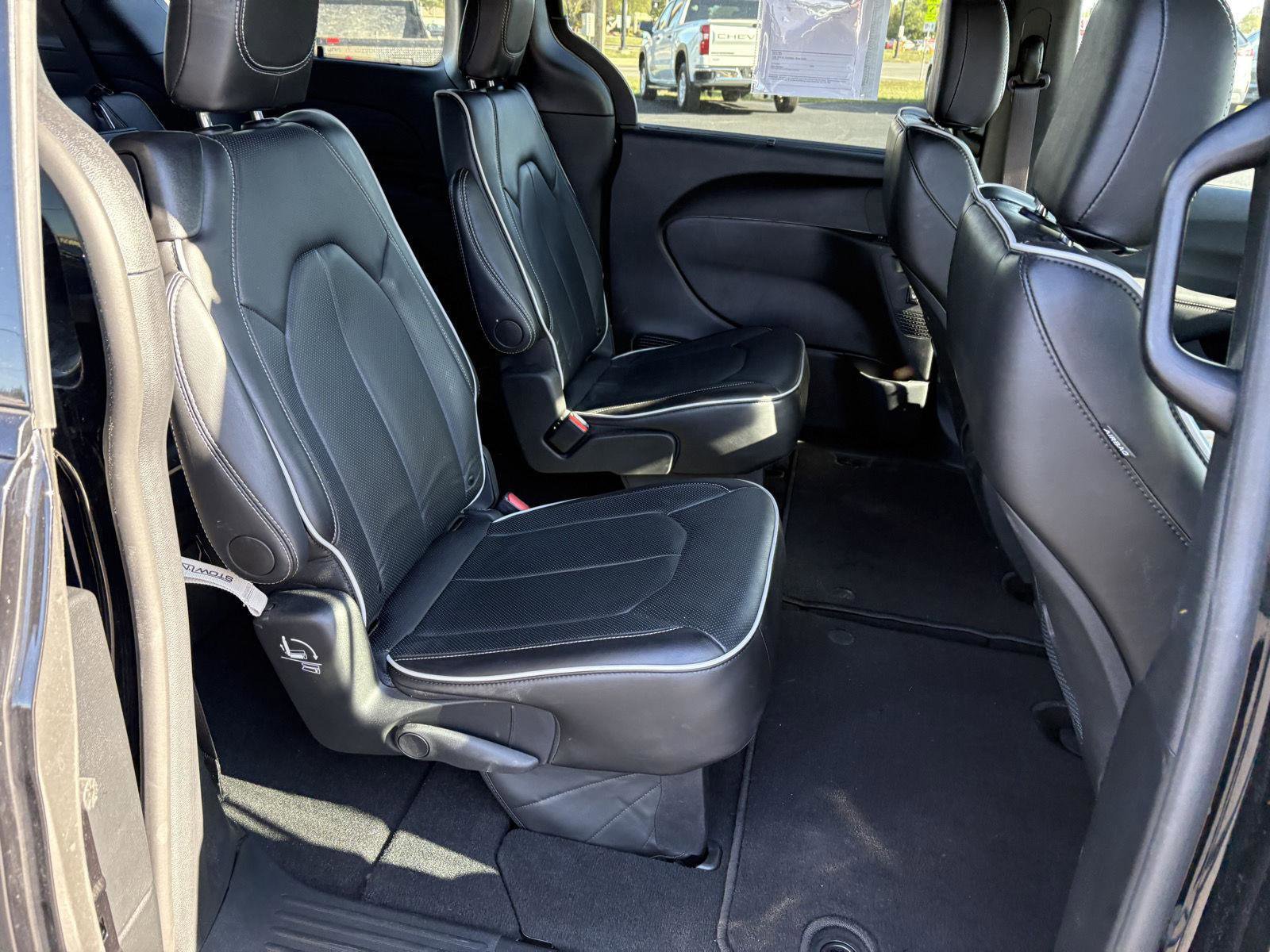 Used 2025 Chrysler Pacifica Limited image 16