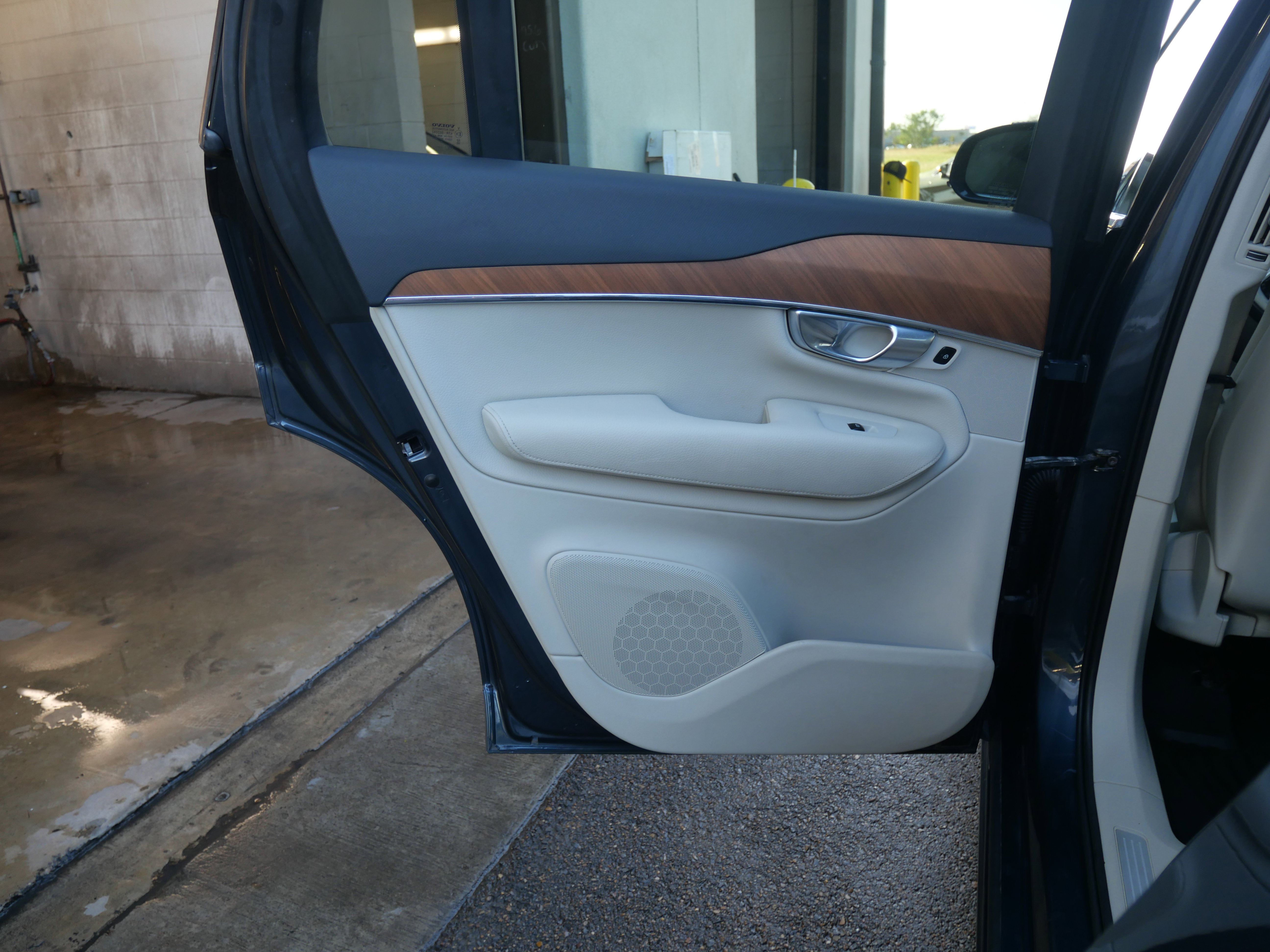 Used 2021 Volvo XC90 T6 Momentum image 9